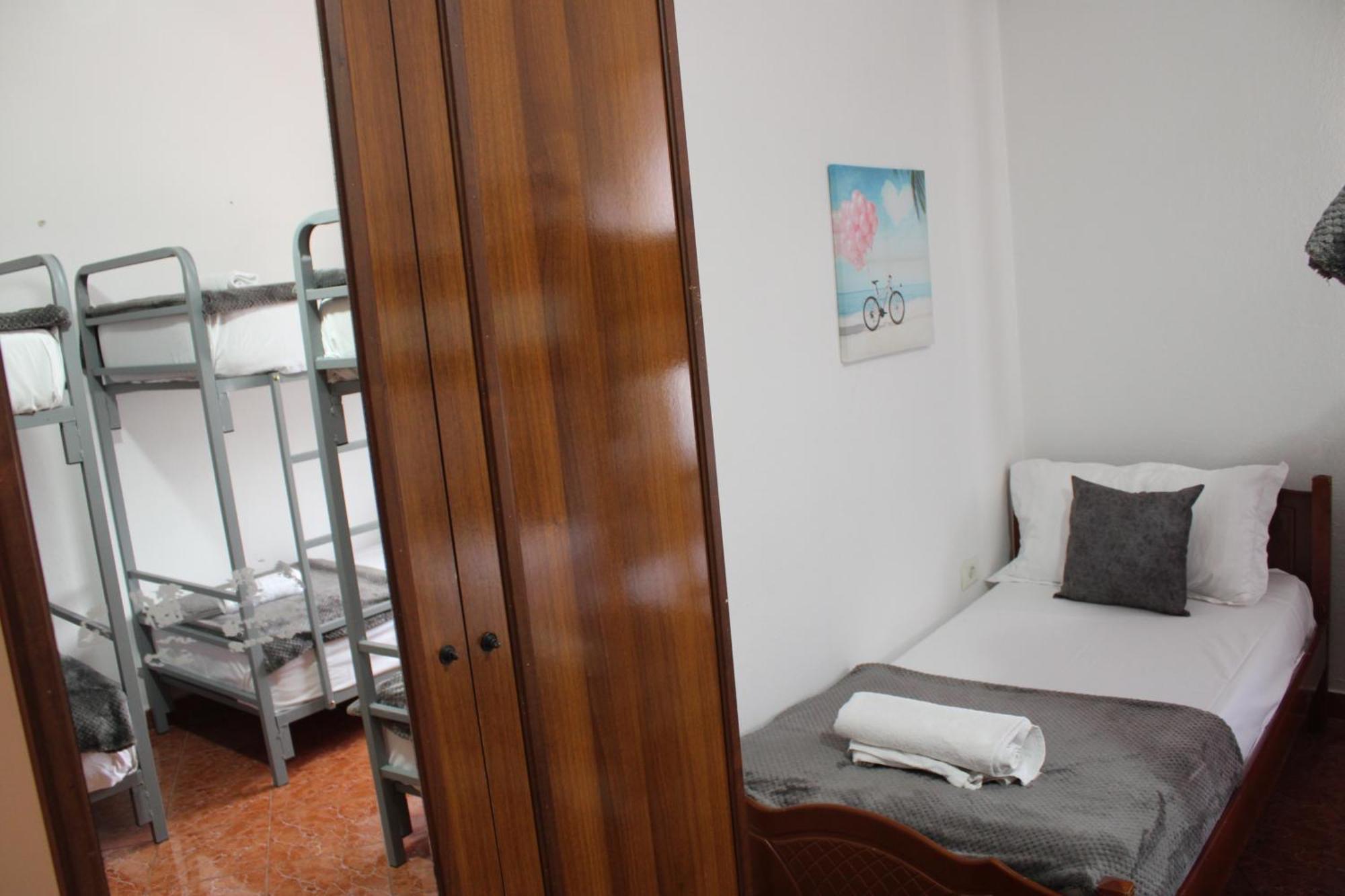 Crew Hostel Tirana Exteriör bild