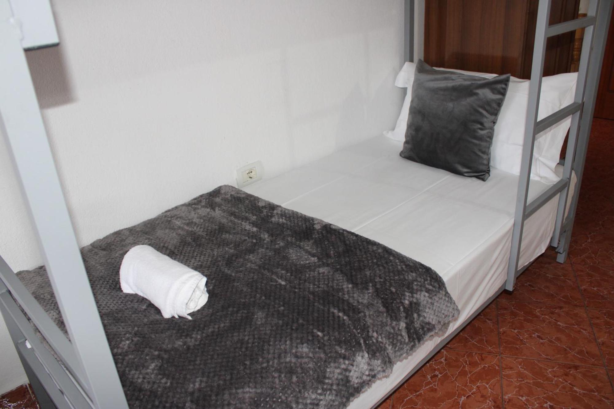 Crew Hostel Tirana Exteriör bild