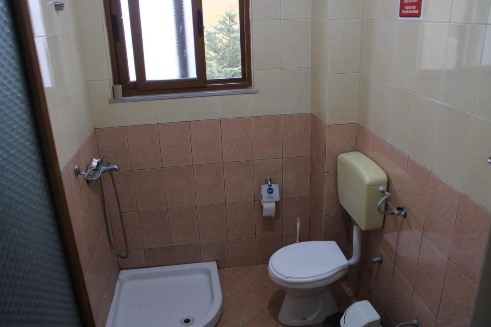 Crew Hostel Tirana Exteriör bild