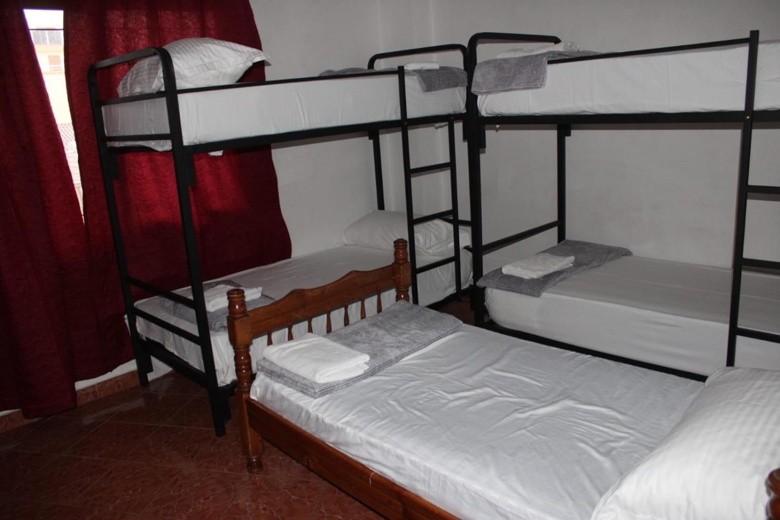 Crew Hostel Tirana Exteriör bild