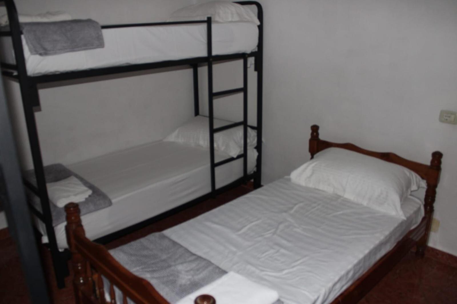 Crew Hostel Tirana Exteriör bild